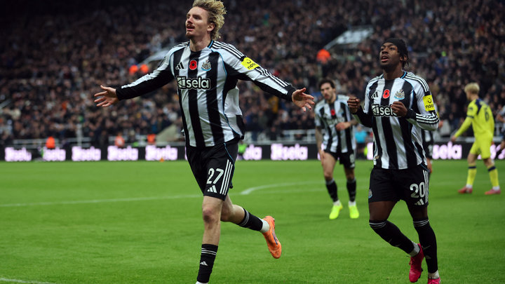 Игроки Ньюкасла празднуют свой забитый гол