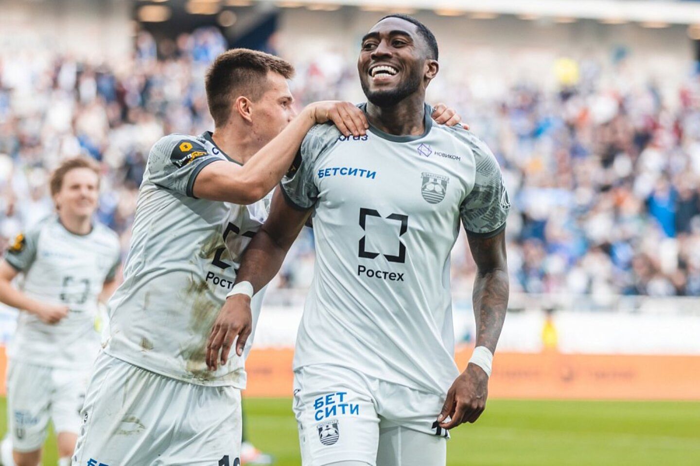 Футболисты Балтики празднуют свой гол