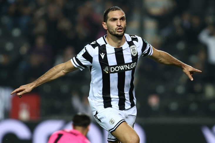 Игрок ПАОКа празднует свой гол