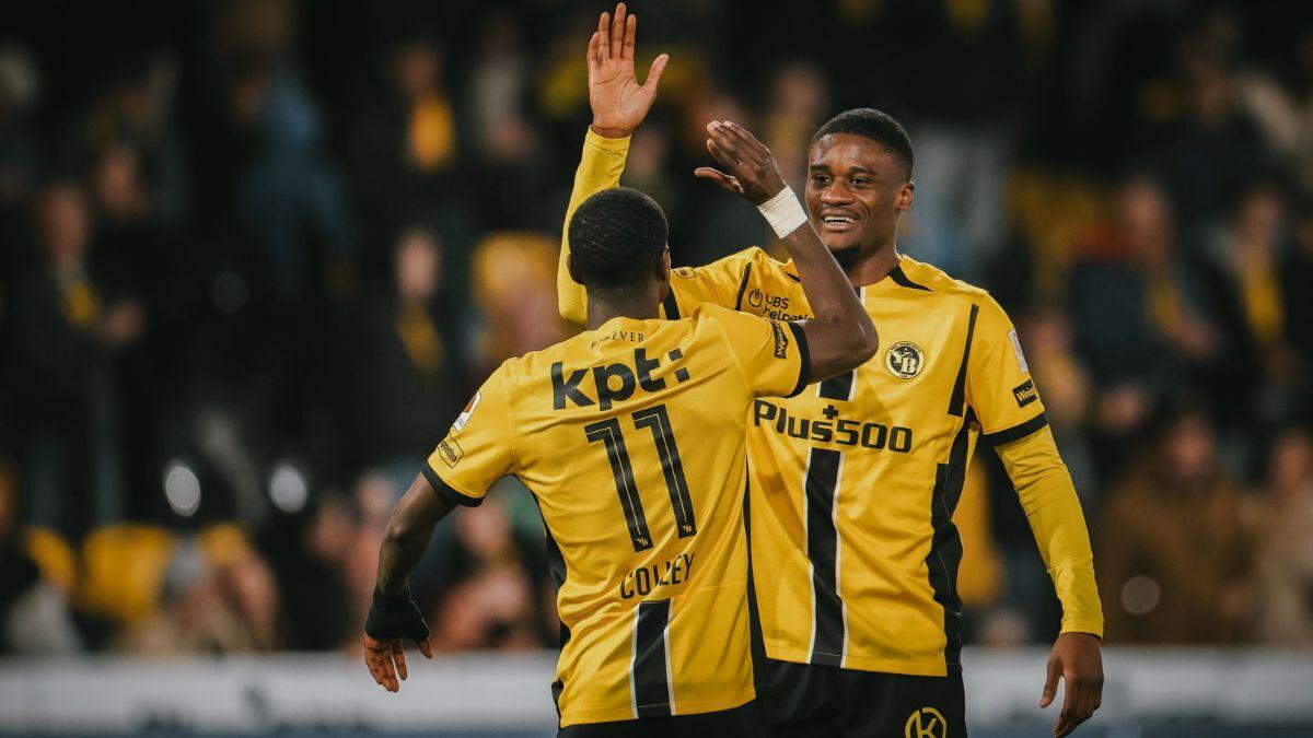 Игроки Янг Бойз празднуют забитый гол