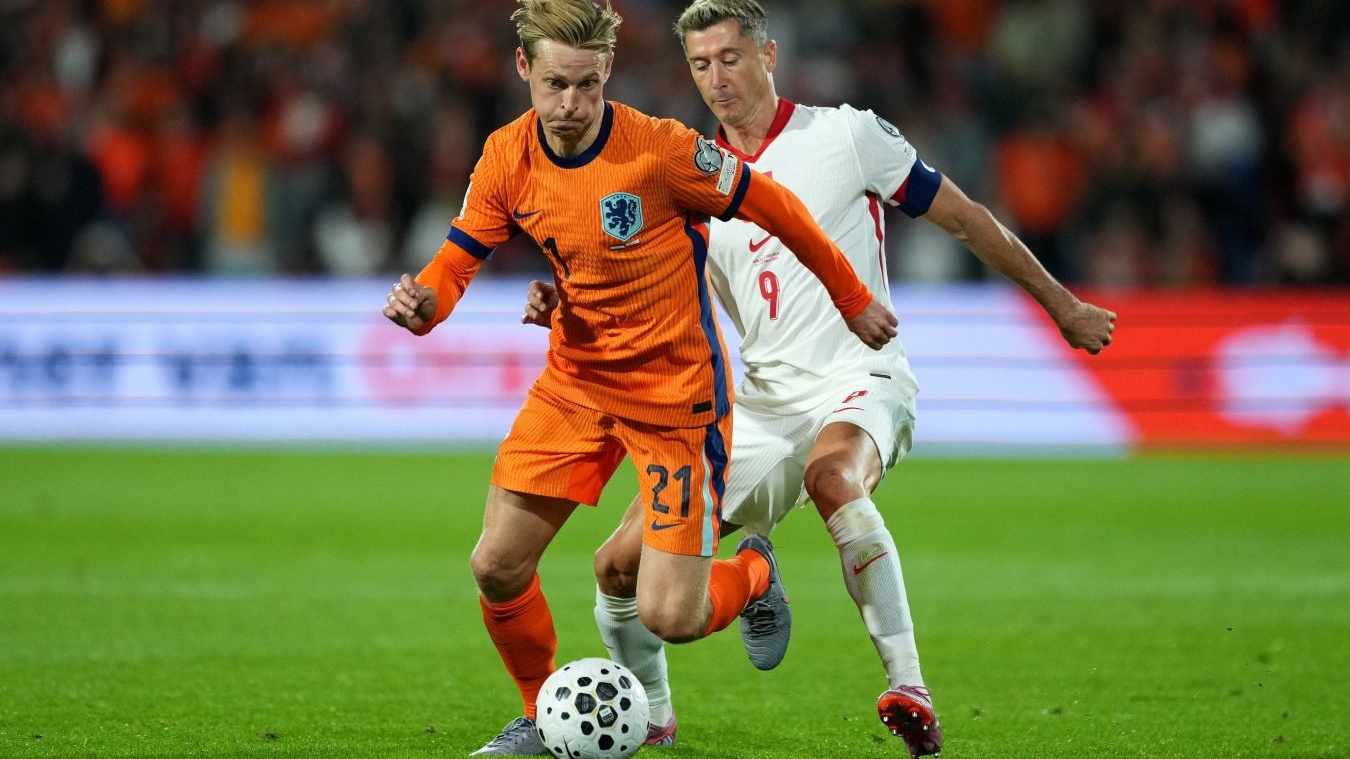 Левандовски пытается отобрать мяч у Де Йонга