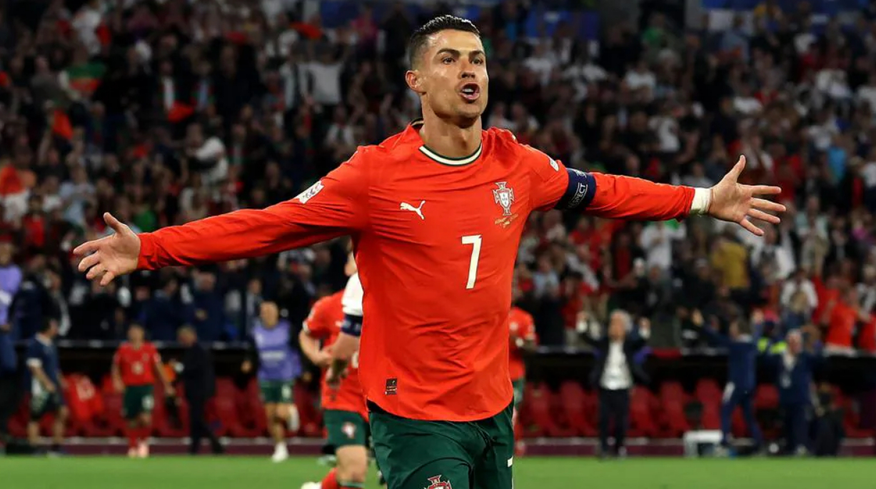Роналду празднует свой забитый гол за сборную Португалии