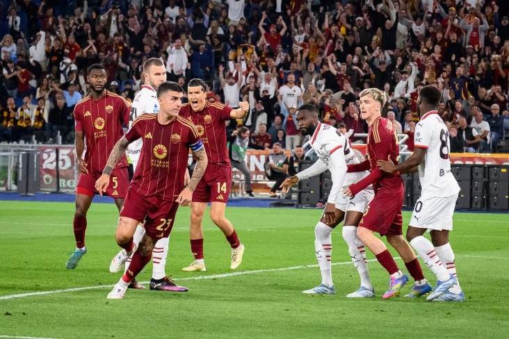 Игроки Ромы забили гол в ворота соперника и собираются его праздновать