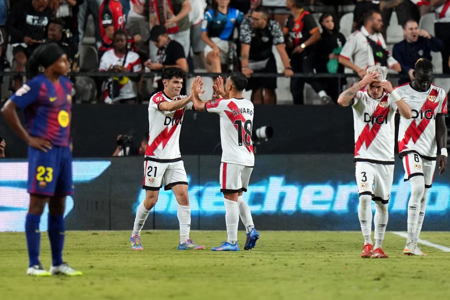 Игроки Райо празднуют свой гол в ворота Барсы