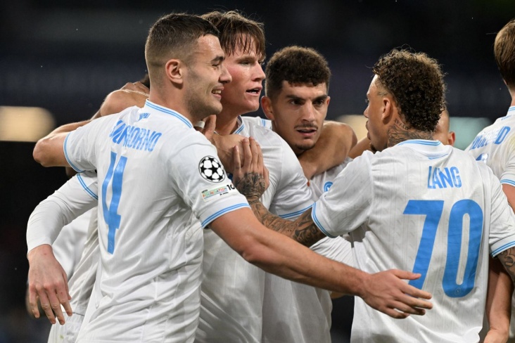 Игроки Наполи празднуют свой гол