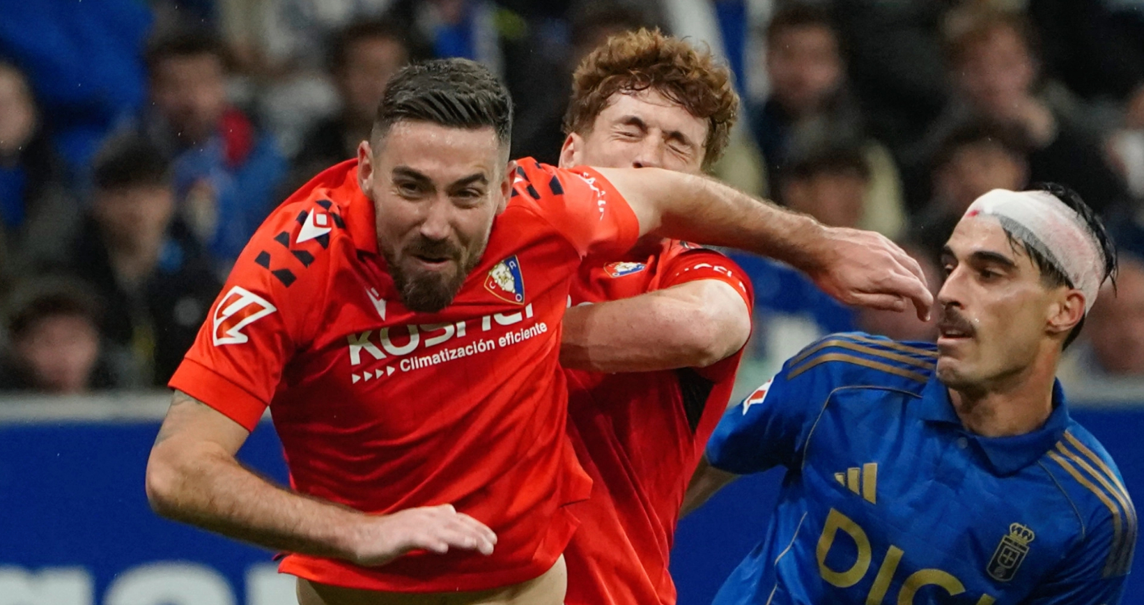 Игроки Осасуны борются за мяч с соперником