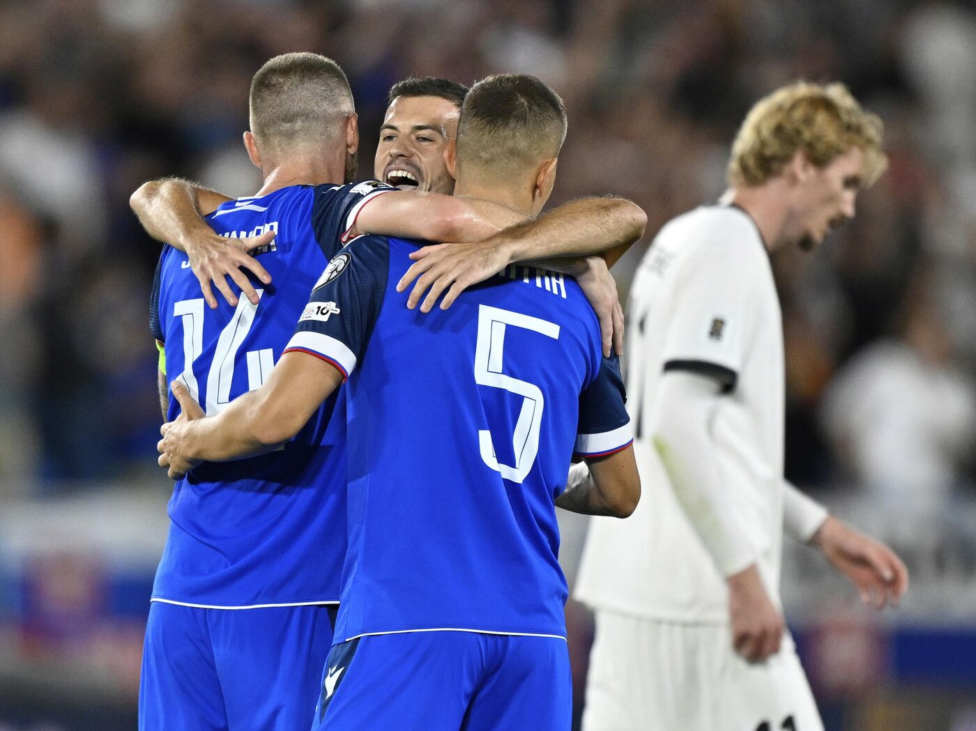 Футболисты Словакии празднуют забитый гол в ворота сборной Германии