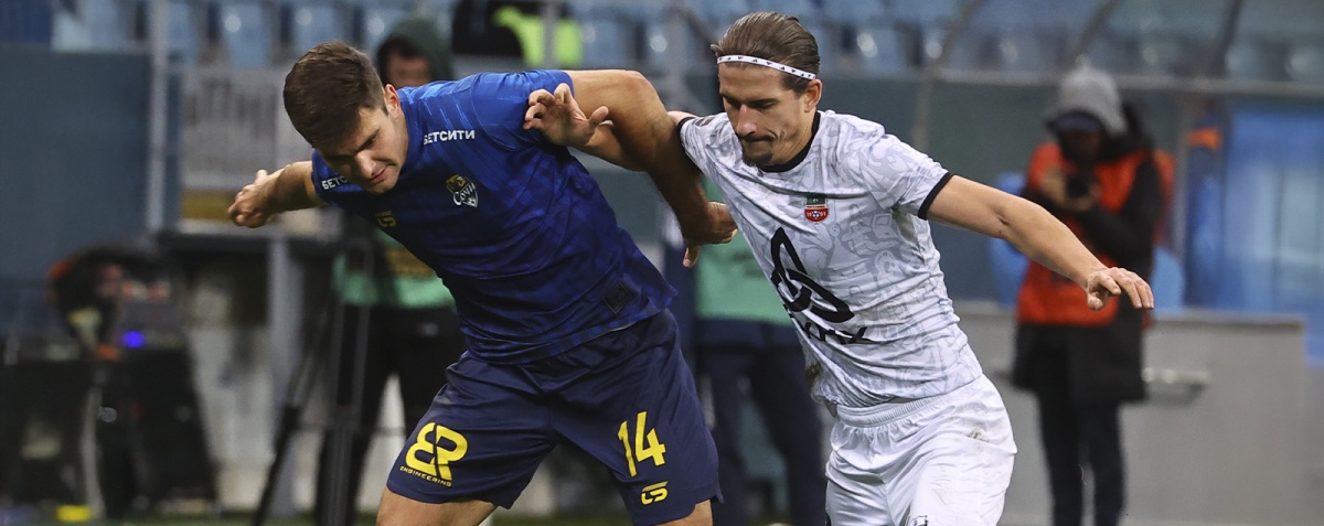 Футболист Сочи борется с игроком команды соперника за мяч