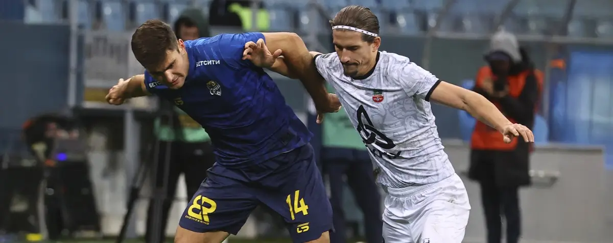 Футболист Сочи борется с игроком команды соперника за мяч