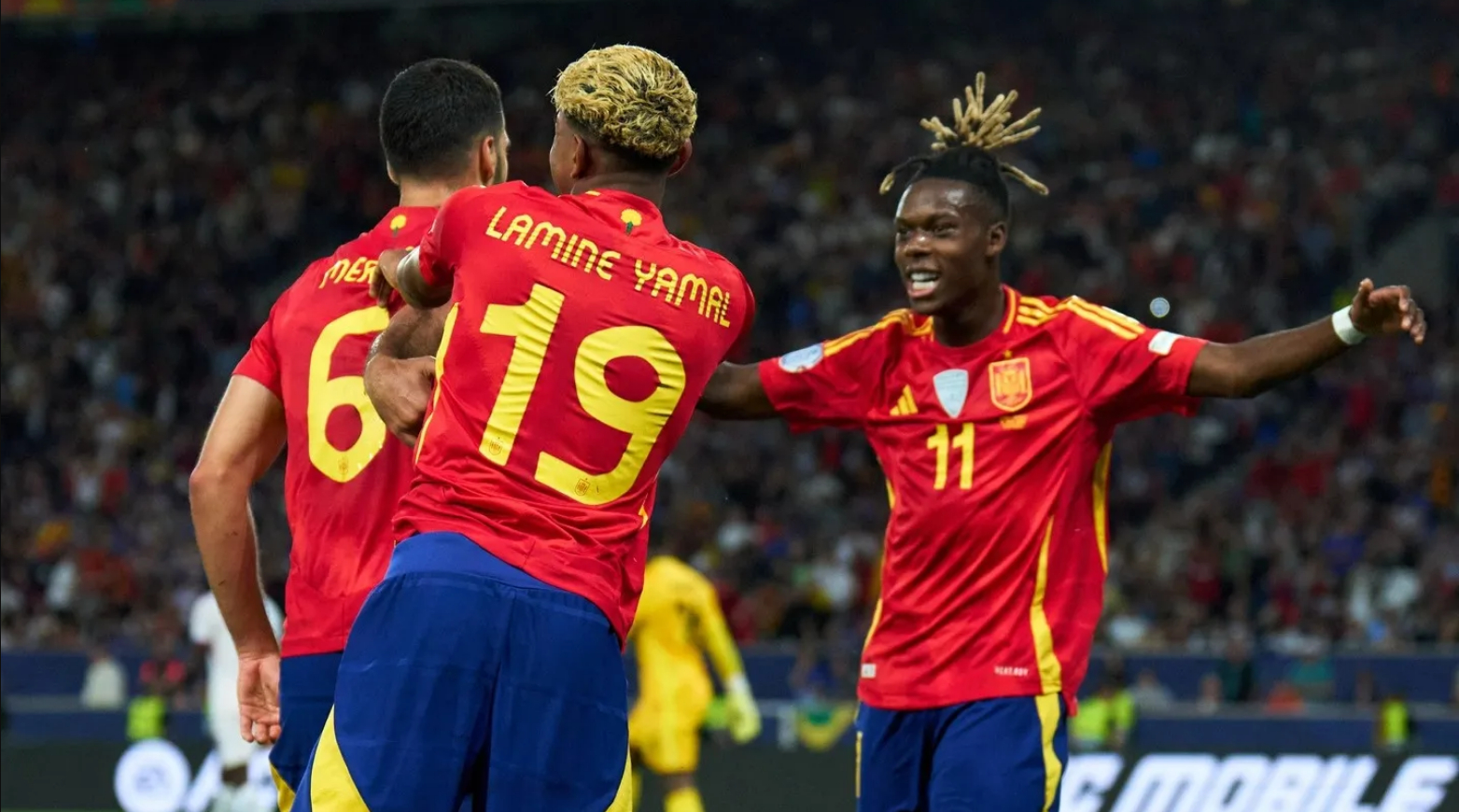 Футболисты сборной Испании празднуют гол