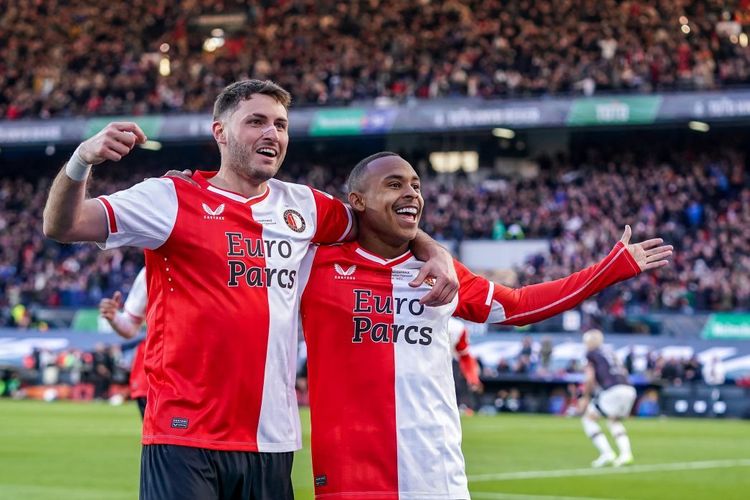 Игроки Фейеноорда празднуют свой гол