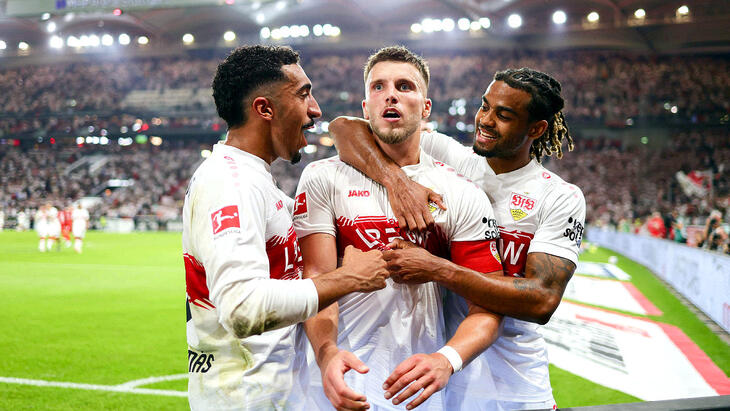 Футболисты Штутгарта празднуют забитый гол