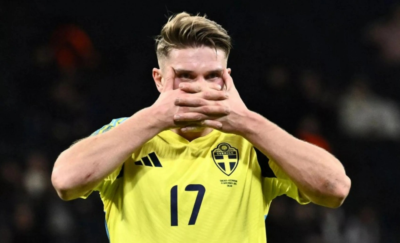 Дьекереш празднует гол в своем фирменном стиле