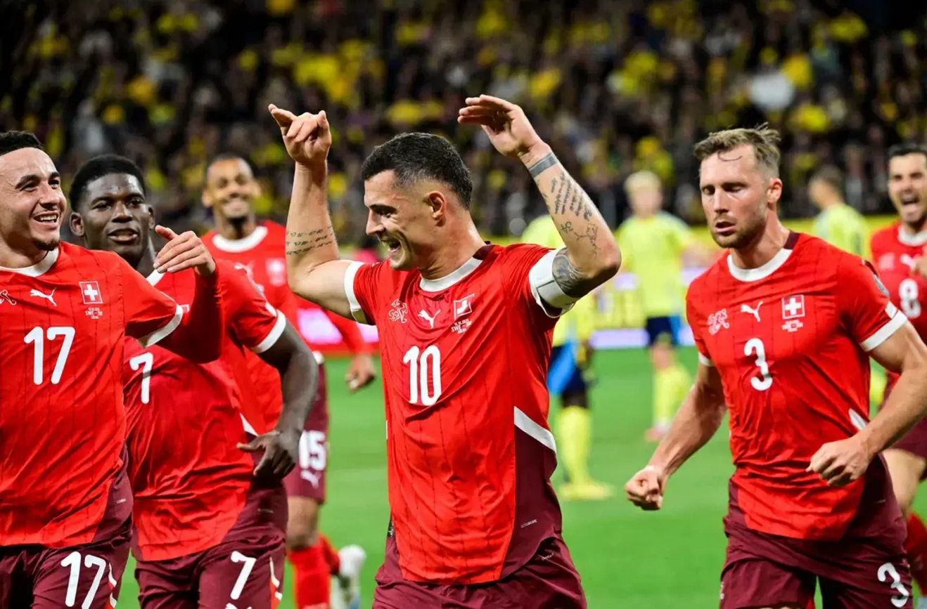 Футболисты сборной Швейцарии празднуют забитый гол