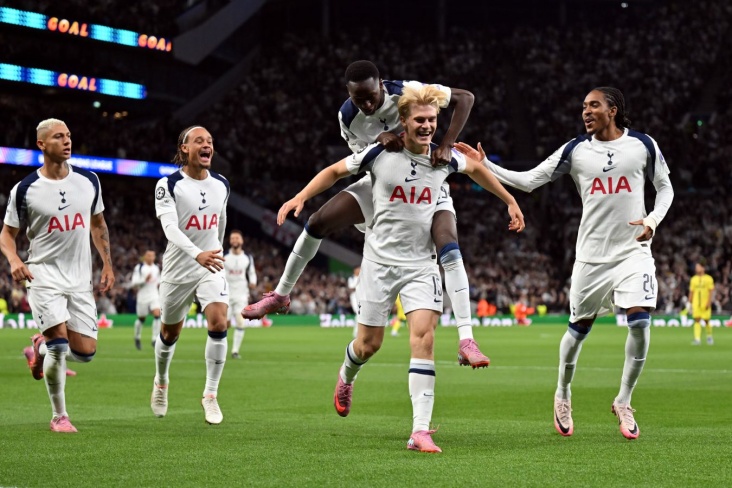 Игроки Тоттенхэма празднуют свой гол