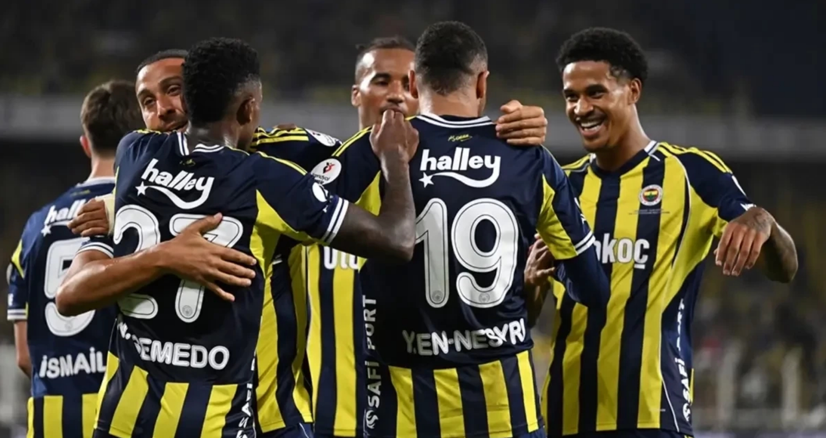 Футболисты Фенербахче празднуют свой гол