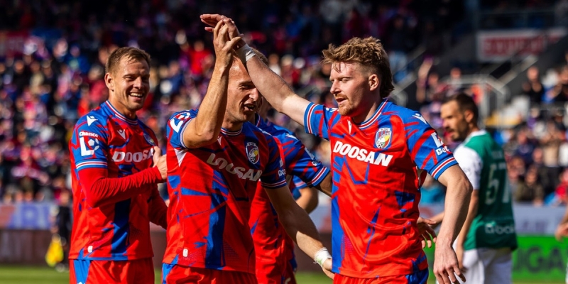 Игроки Пльзени празднуют гол