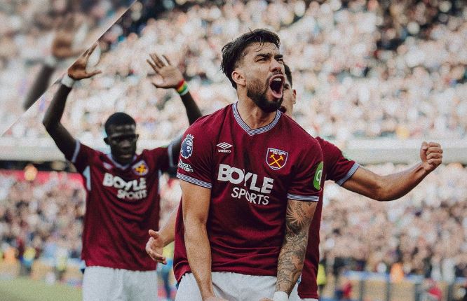 Игроки Вест Хэма празднуют свой гол