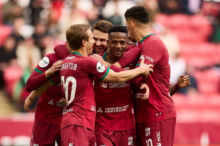 Футболисты Рубина празднуют гол