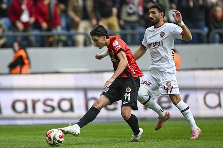 Футболист Карагюмрюка борется за мяч с игроком соперника