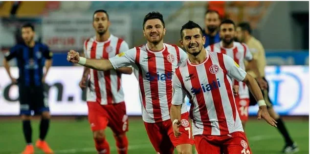 Футболисты Антальяспора празднуют свой гол