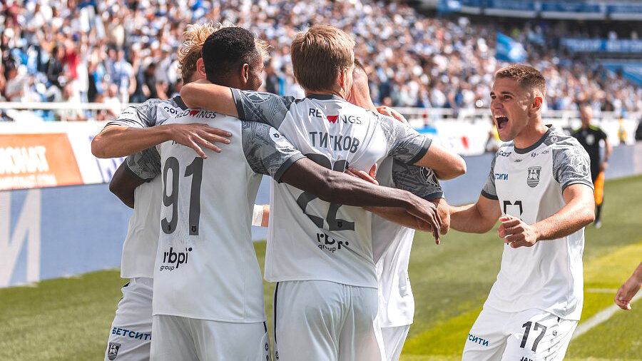 Игроки Балтики празднуют гол