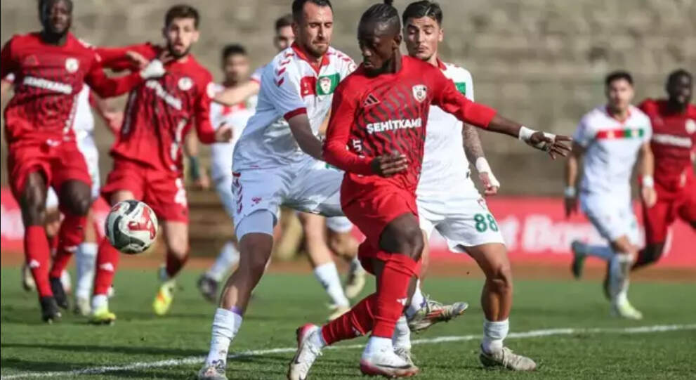 Борьба за мяч между игроками Газиантепа и футболистами соперника