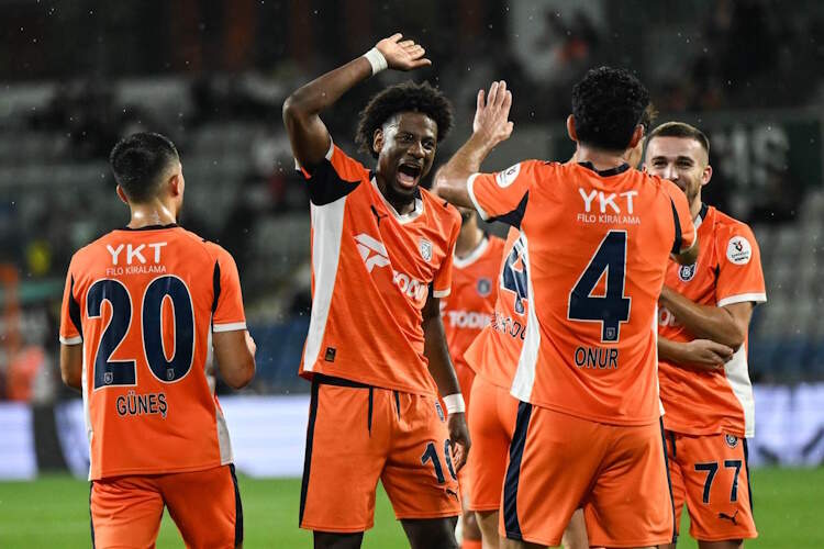 Игроки Башакшехира празднуют свой забитый гол