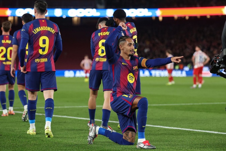 Рафинья празднует свой гол в ворота Атлетико