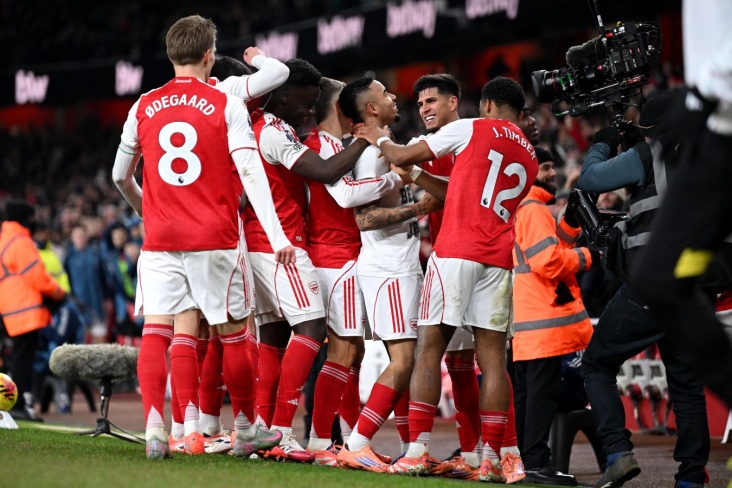 Игроки Арсенала празднуют свой гол в ворота Астон Виллы