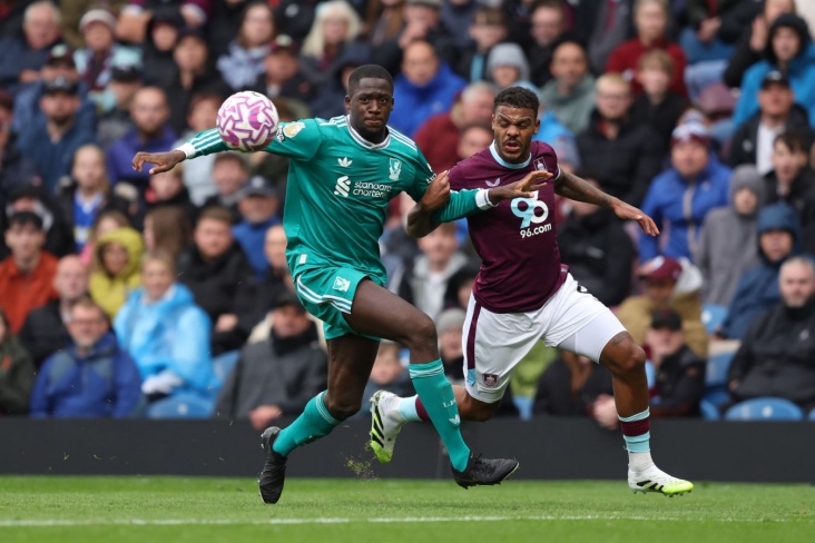 Борьба за мяч между игроками Бернли и Ливерпуля