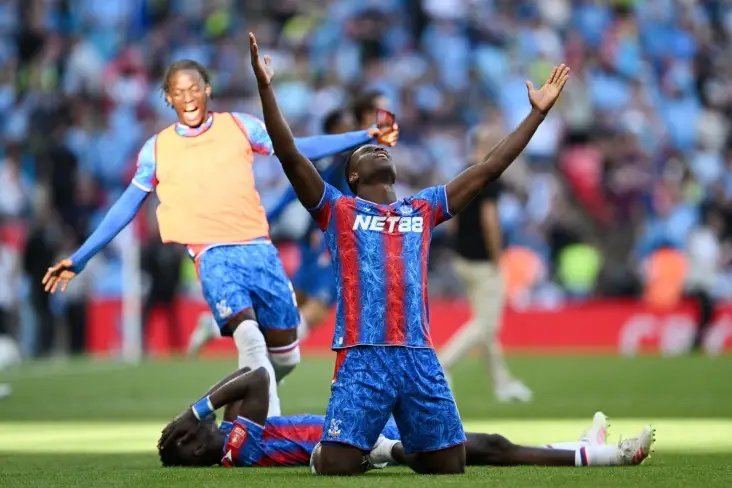 Кристал Пэлас празднует победу в Суперкубке Англии