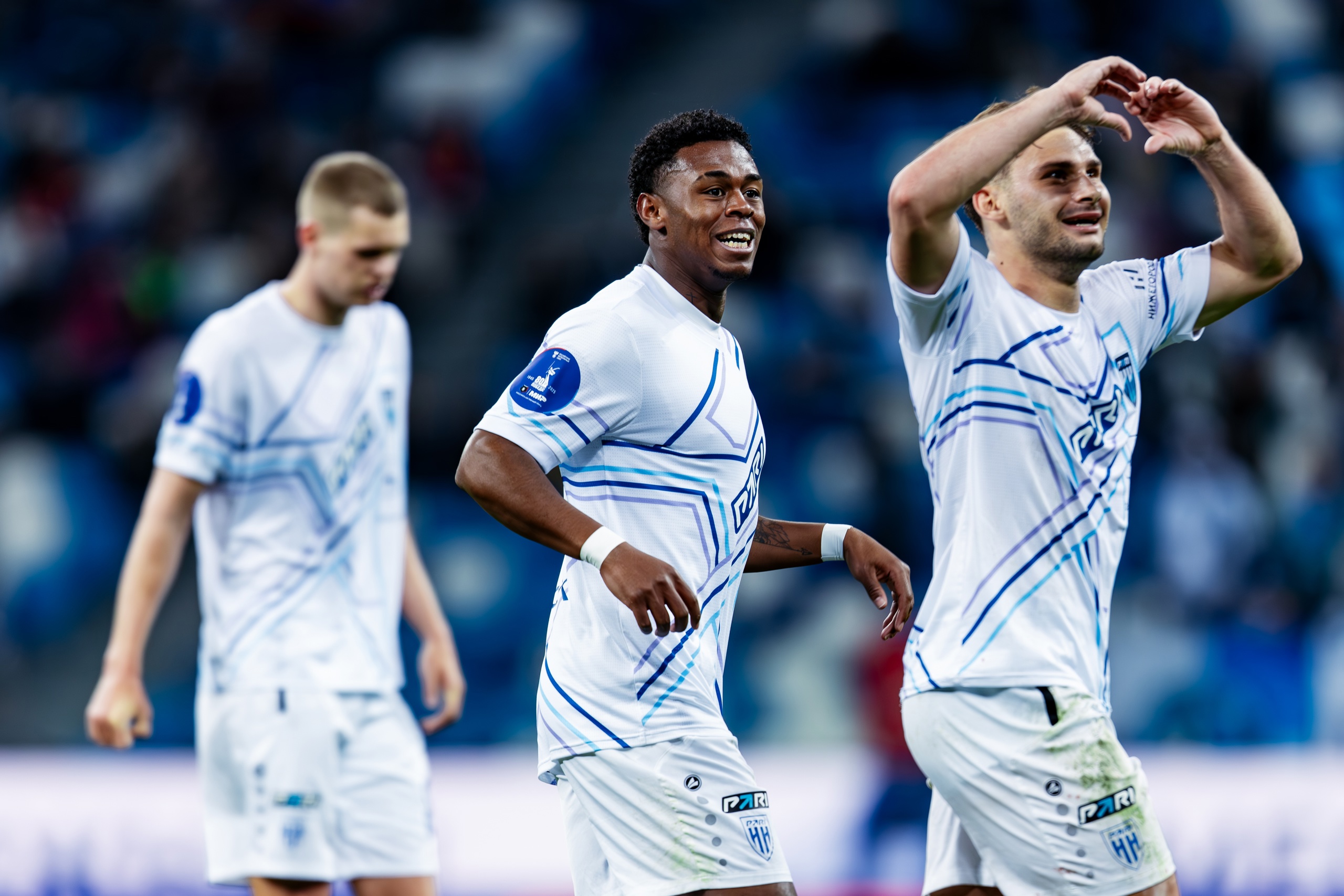 Футболисты Пари НН празднуют свой гол