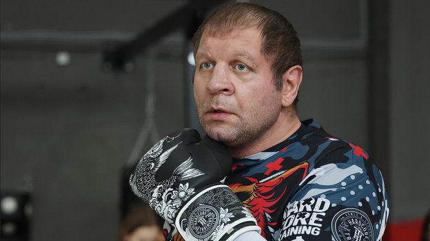 Стало известно, что делал в МФЦ боец Александр Емельяненко