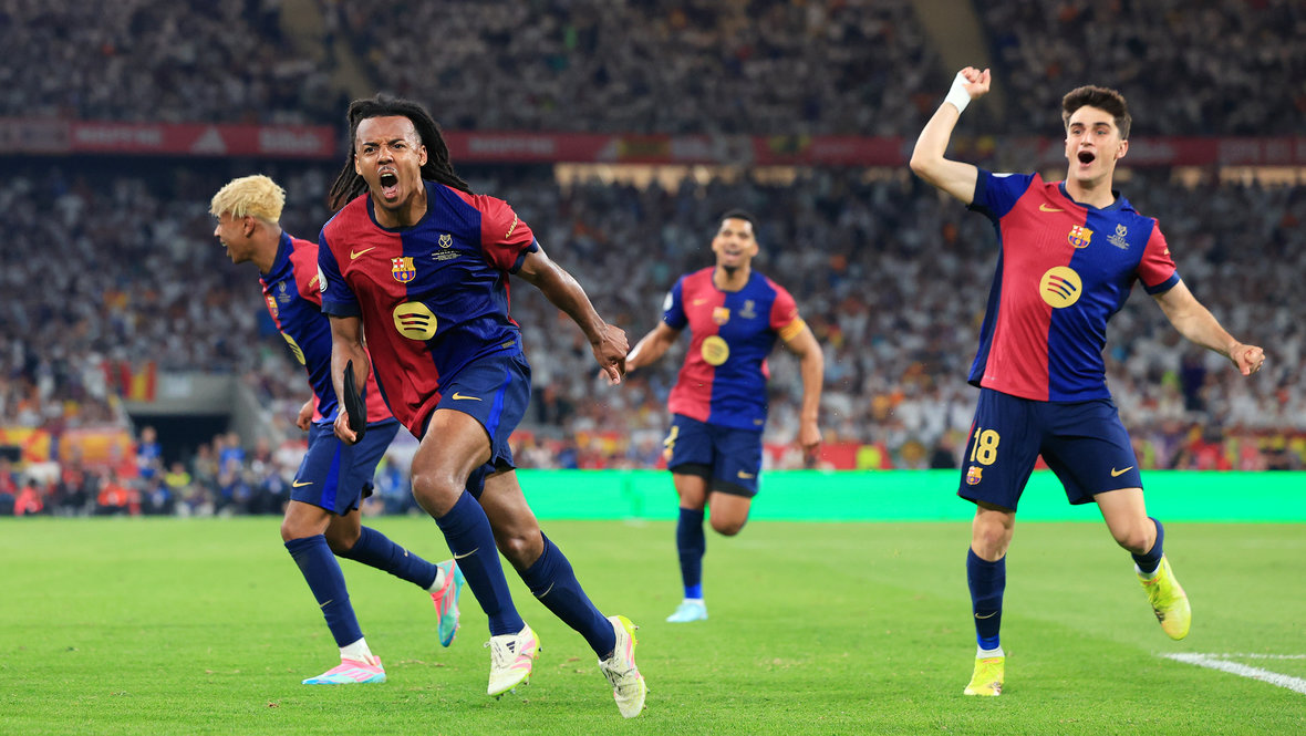 Игроки Барселоны празднуют гол