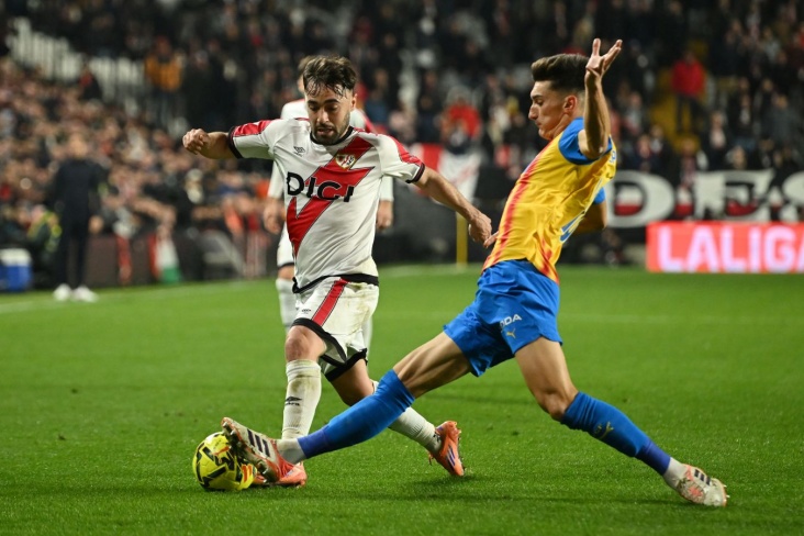 Борьба за мяч в матче Райо Вальекано - Валенсия