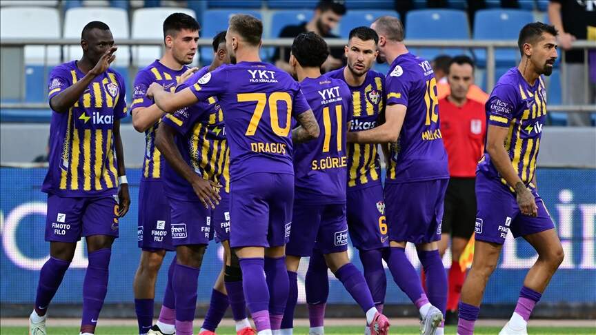 Футболисты Эюпспора празднуют свой гол