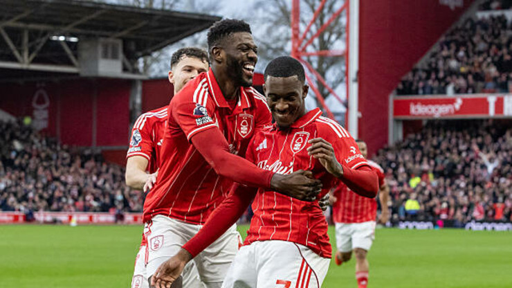 Игроки Ноттингем Форест празднуют свой забитый гол