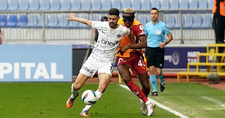 Борьба за мяч в матче Касымпаша - Галатасарай