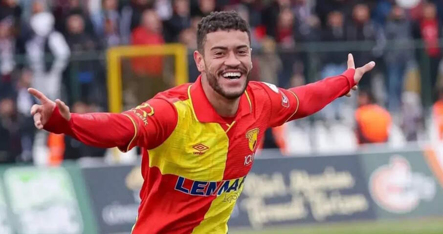 Игрок Гезтепе празднует свой гол