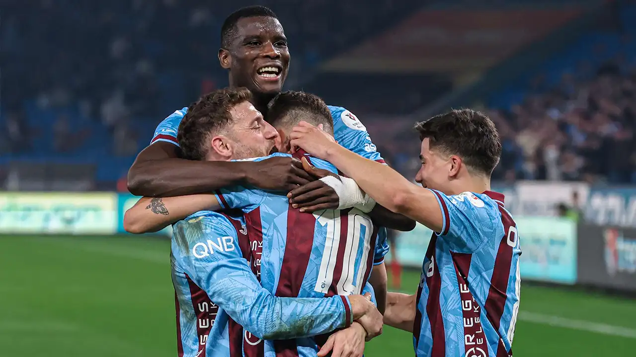 Игроки Трабзонспора празднуют забитый гол