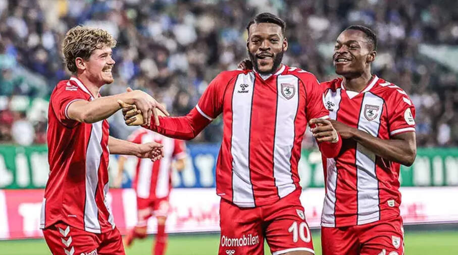 Футболисты Самсунспора празднуют забитый гол