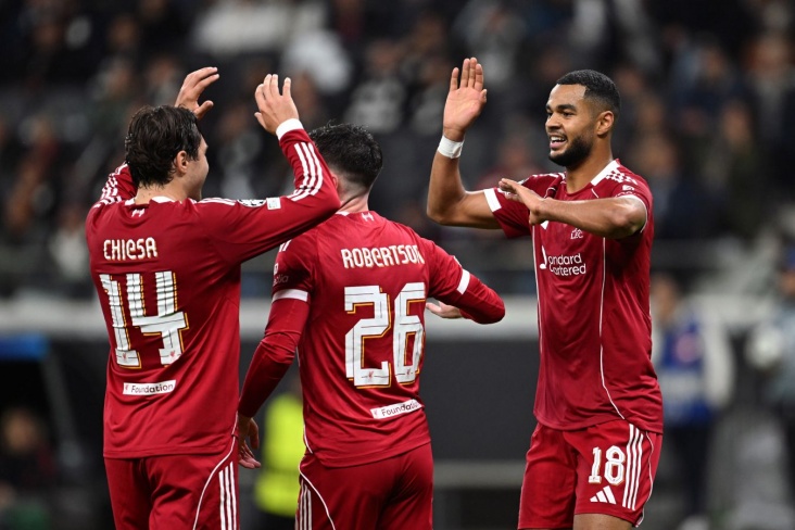 Игроки Ливерпуля празднуют свой гол в ворота Айнтрахта