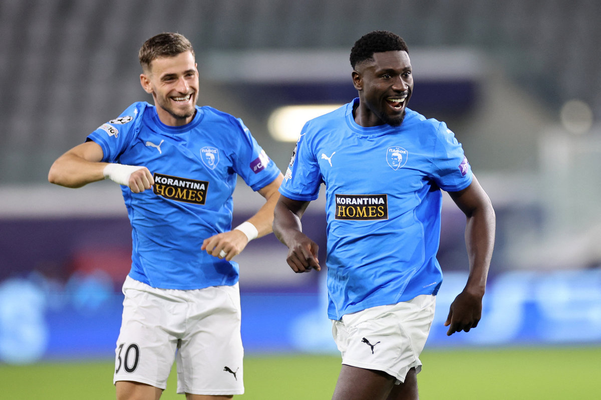 Футболисты Пафоса празднуют забитый мяч