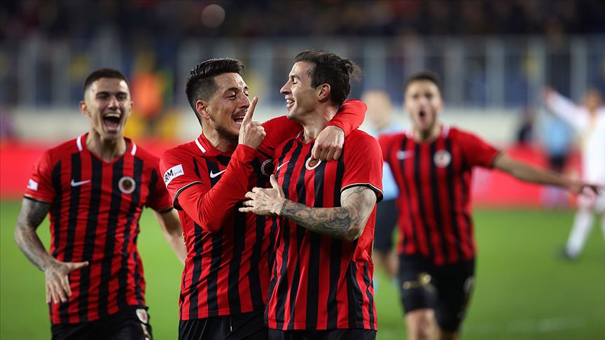 Игроки Генчлербирлиги празднуют свой гол