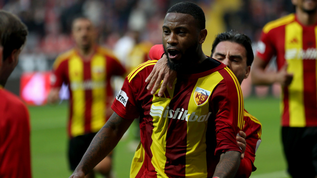 Футболисты из команды Кайсериспора празднуют свой забитый гол