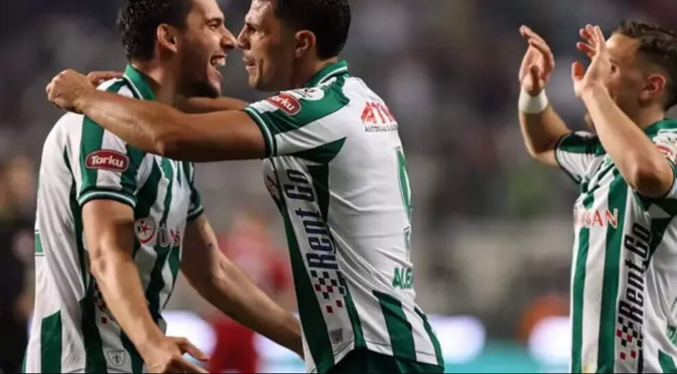 Игроки Коньяспора празднуют свой забитый гол