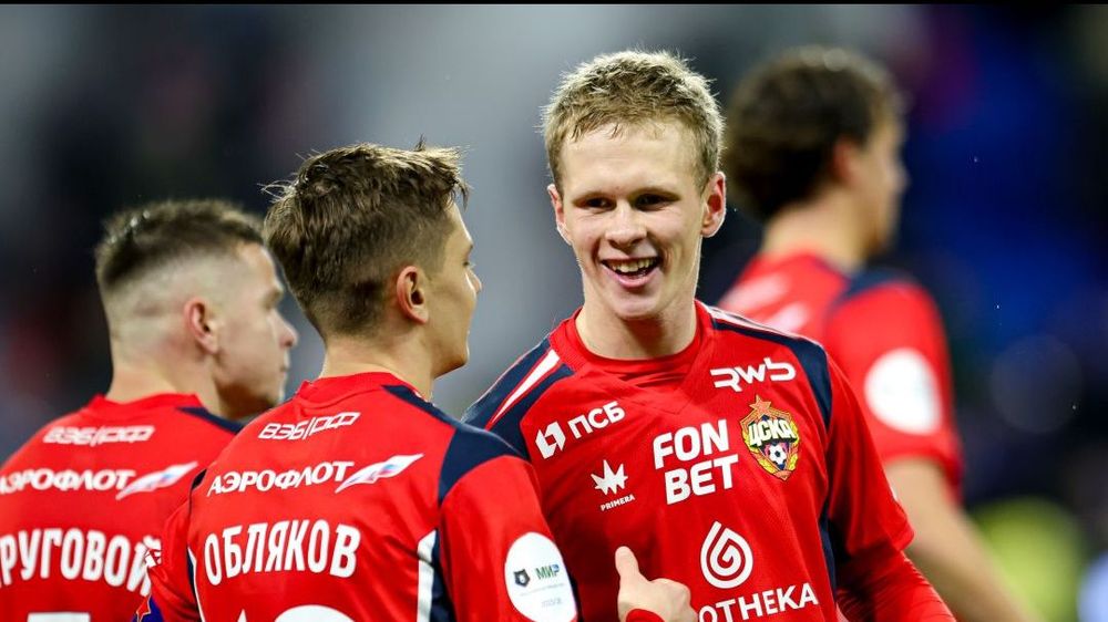 Игроки ЦСКА празднуют гол