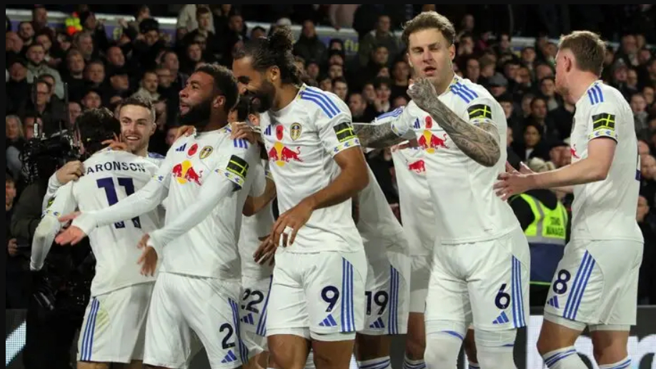 Игроки Лидса празднуют гол