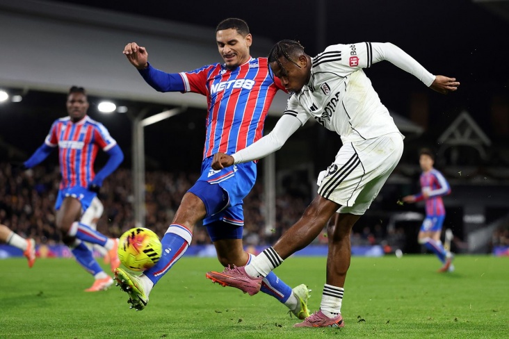 Защитник Кристал Пэлас пытается заблокировать удар игрока Фулхэма